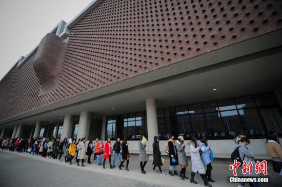资料图:大学生参加应聘会。<a target='_blank' href='http://www.chinanews.com/' rel=