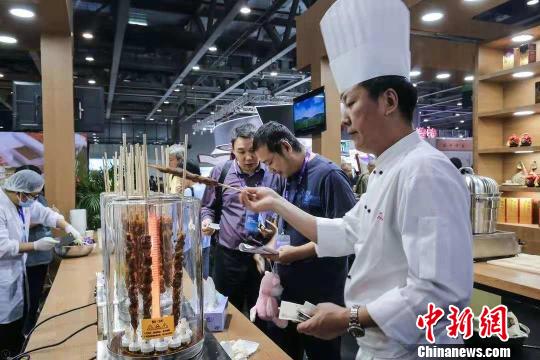 内蒙古精品美食吸引观众 主办方提供 摄 内蒙古精品美食吸引观众 主办方提供 摄