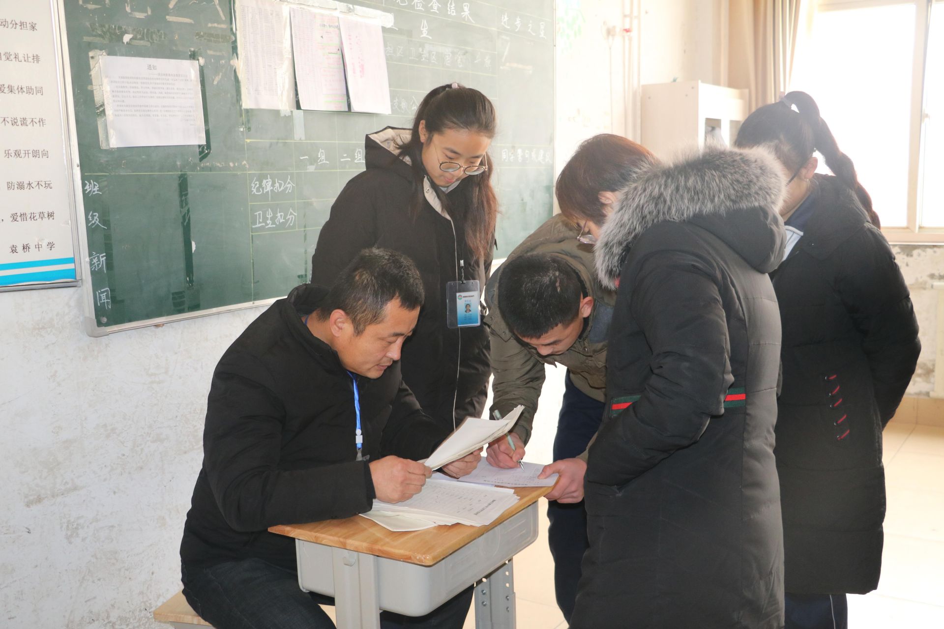 为让家长全面了解孩子在校学习状态及学校日常教学情况,广泛征求家长意见和建议,促进学校教育教学工作的不断进步与发展,1月7日,德州东城中学邀请17名学生家长代表参加家长开放日活动。 此次活动包括家长参加升旗仪式、班级听课、观摩大课间和学生午餐就餐情况,参观师生书画展和安全值班等活动流程。学生家长们深入班级,全程跟踪班级常规管理,与师生零距离接触,更详尽地了解学校的办学理念和教育教学情况。 课堂上,学生家长一边专注倾听教师的讲解,一边密切关注学生学习的每个细节,认真做好笔记,有时还会掏出手机记录课堂上的精