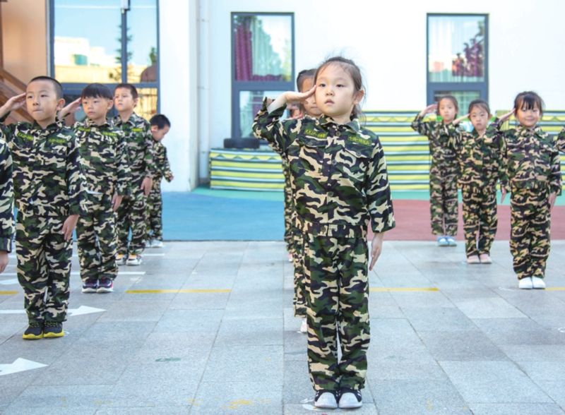 幼儿园孩子也"军训"?"娃娃兵"萌翻啦!