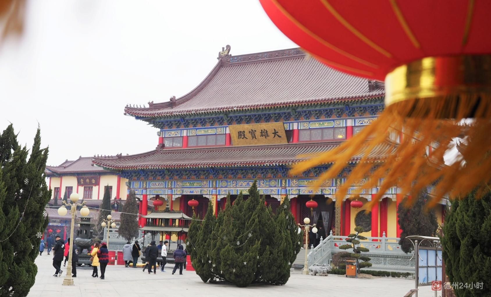 2月6日,在庆云县aaaa级旅游景区海岛金山寺景区内,人山人海,热闹非凡