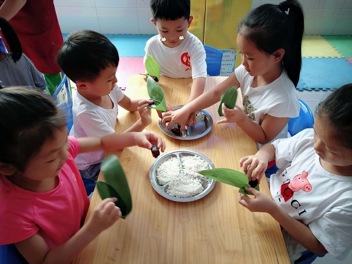 快乐童年 共享“食”光——金典幼儿园亲子美食活动_孩子