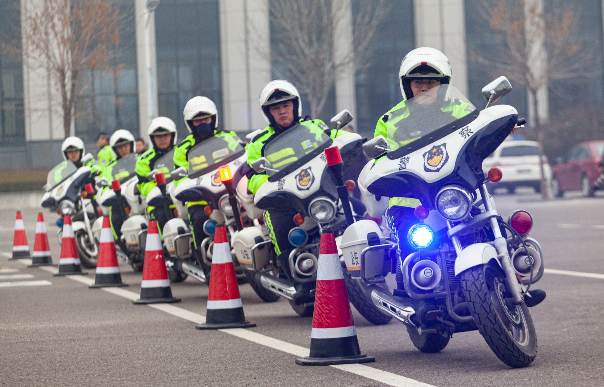 帅气！北京铁骑交警正式着新式警用骑行服亮相 | 北晚新视觉