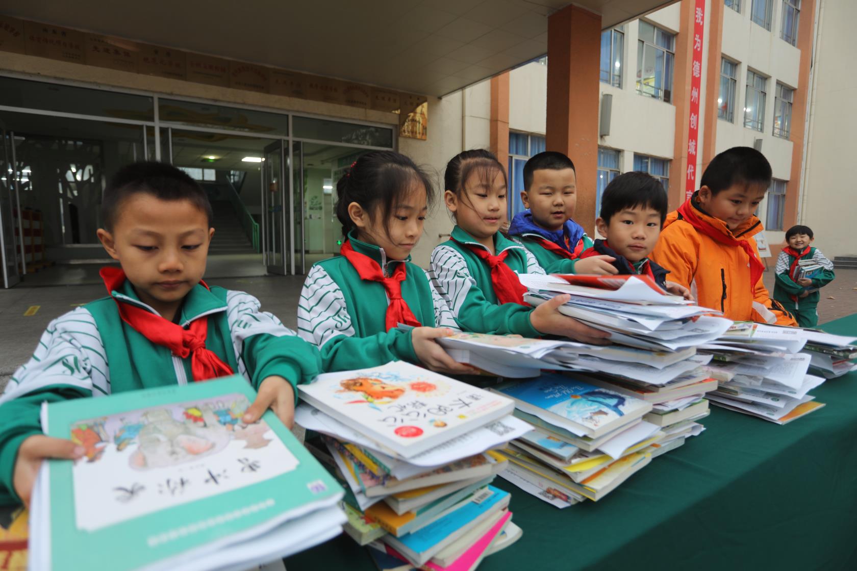 莲塘社区开展为贫困山区留守儿童爱心捐书行动_罗湖社区家园网