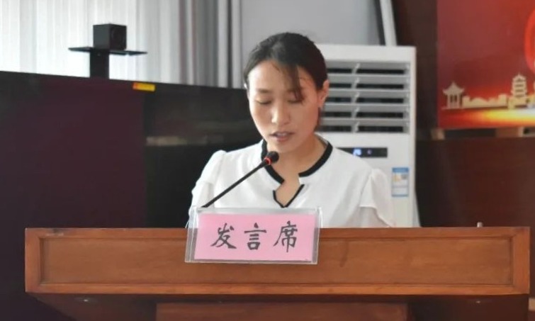 隋荣霞表示,为"光荣在党50年"的老同志颁发纪念章,是中国共产党成立
