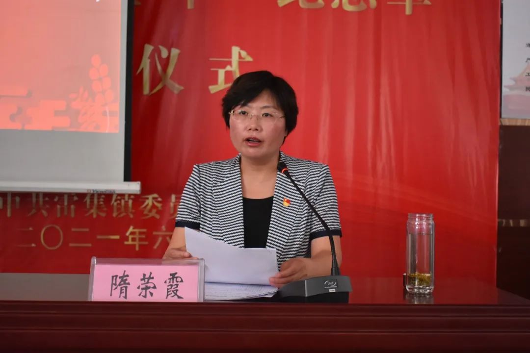隋荣霞表示,为"光荣在党50年"的老同志颁发纪念章,是中国共产党成立