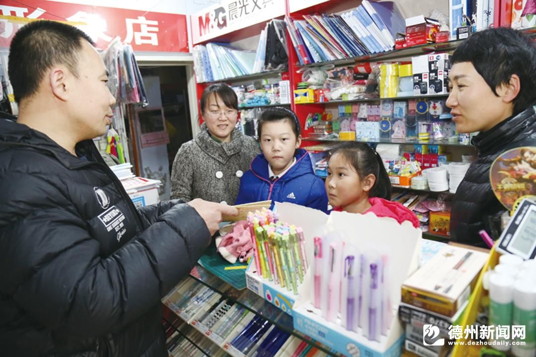 里面人头攒动,家长正在细心地为孩子购买开学后要用的学习用具