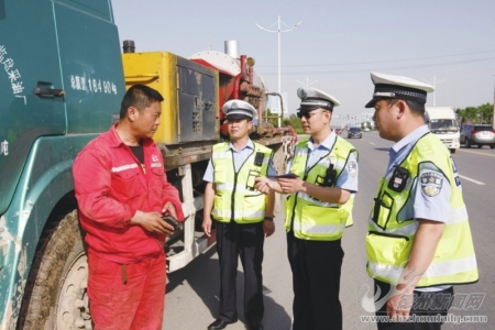 7月25日,临邑交警大队组织警力强化重点车辆管控,净化辖区道路交通