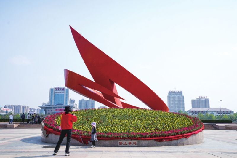 三万余盆花卉在世纪广场组成五一和五角星图案