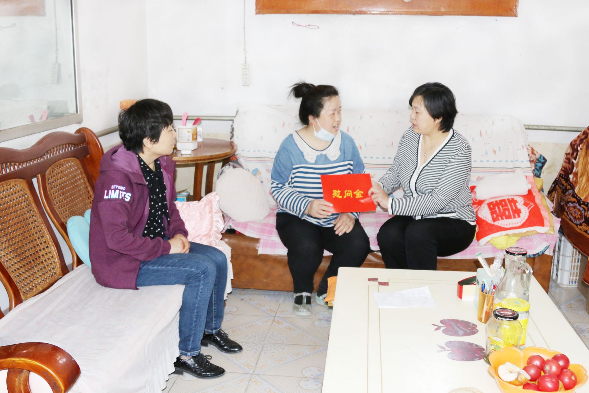 禹城市总工会工作人员走访慰问困难职工