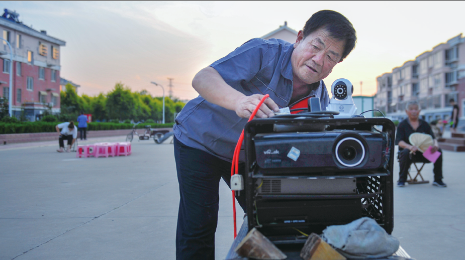 电影放映员尚恒亮46载放映路点亮乡村夜生活