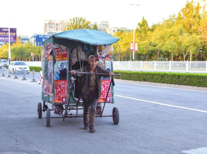 这一站来到德州 他自制"房车"带着患癌妻子徒步游全国