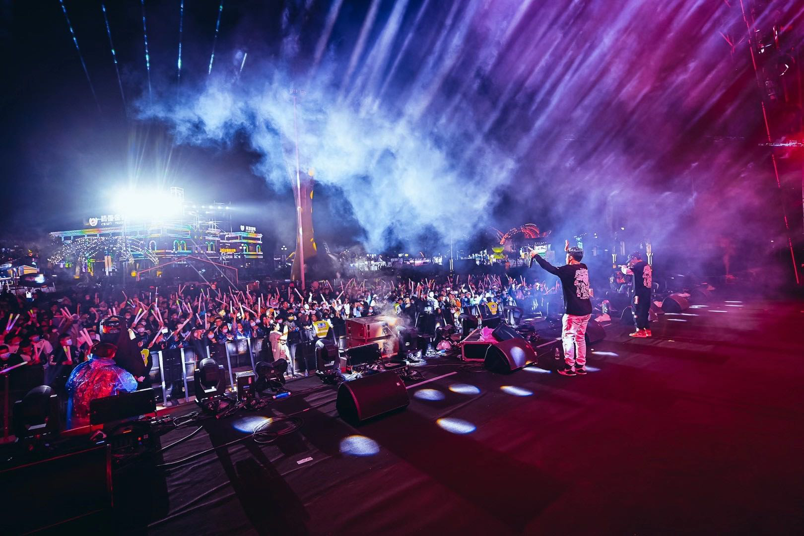 青岛西海岸城市生活节电商直播秀顺利落幕中国综艺嘉年华引万人次嗨游