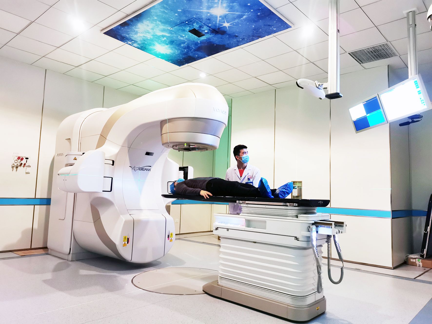 市第二人民医院新型智能化加速器投入使用