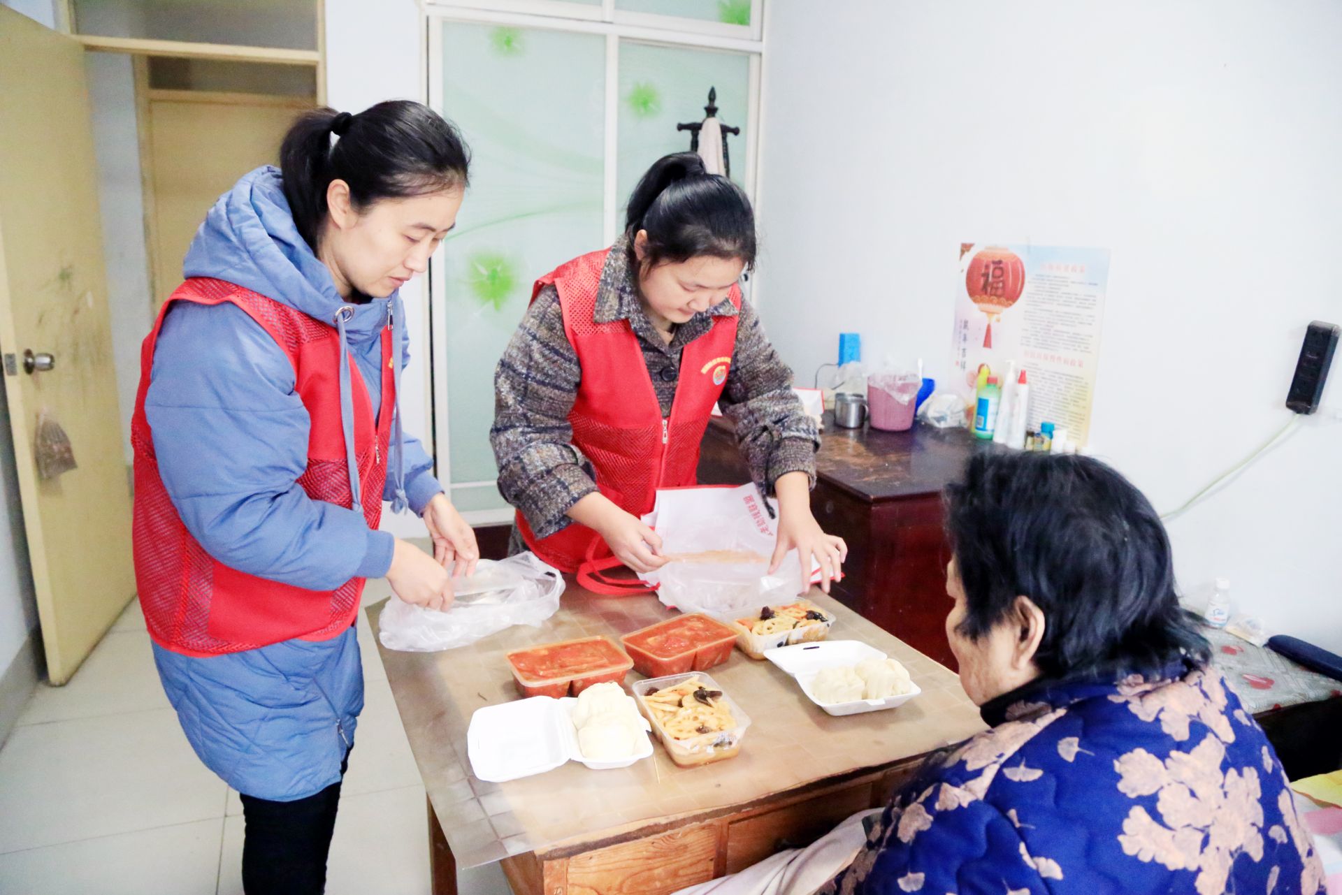 送餐员为老人送来免费午餐