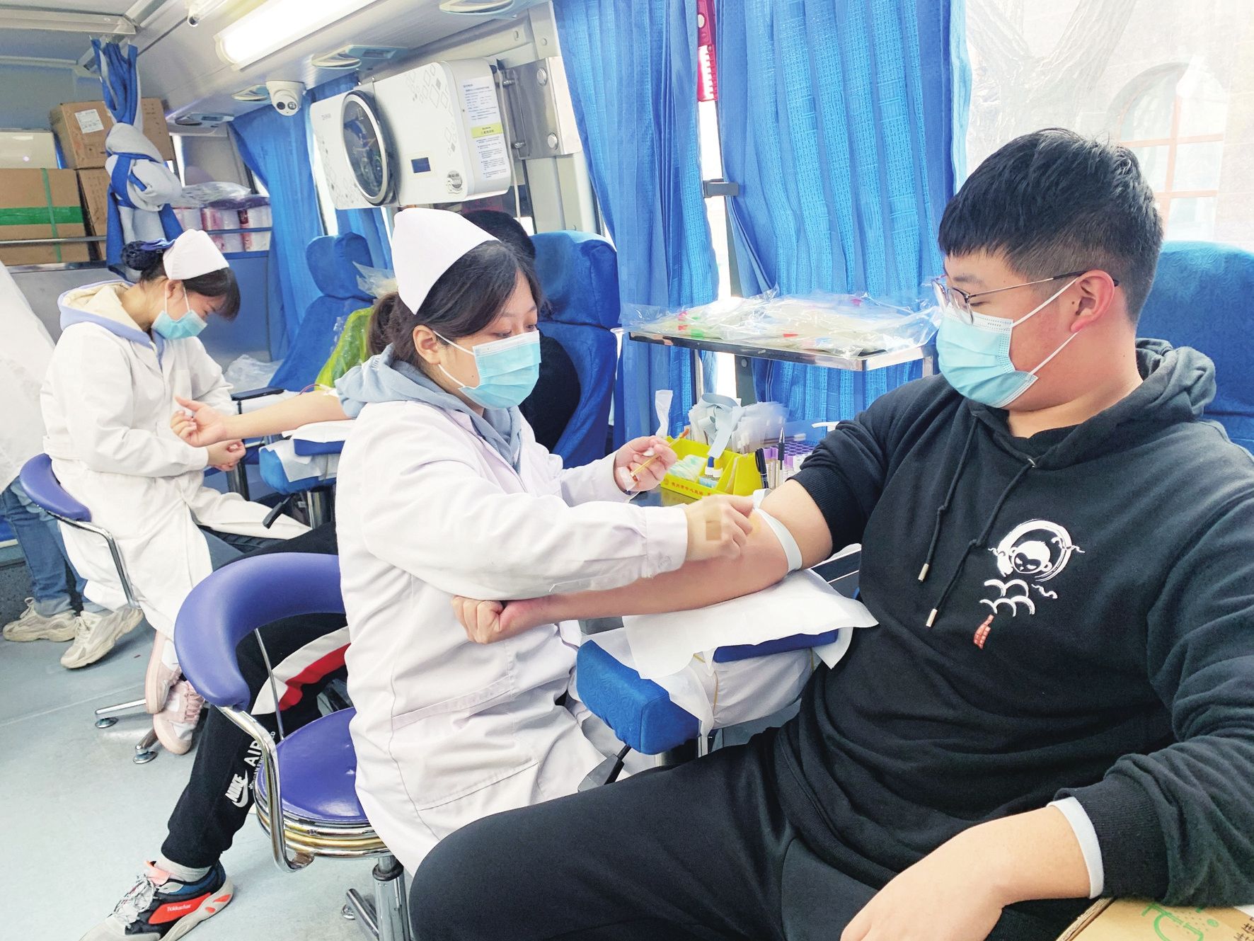 献血现场.记者滕璐摄