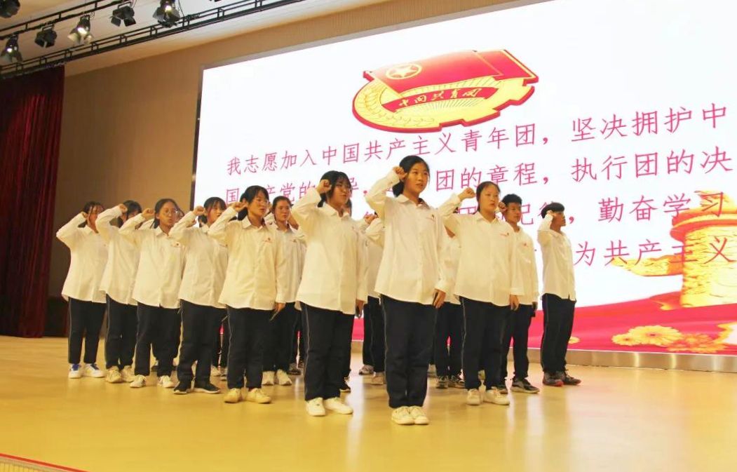 陵城区祥龙高级中学举行入团仪式