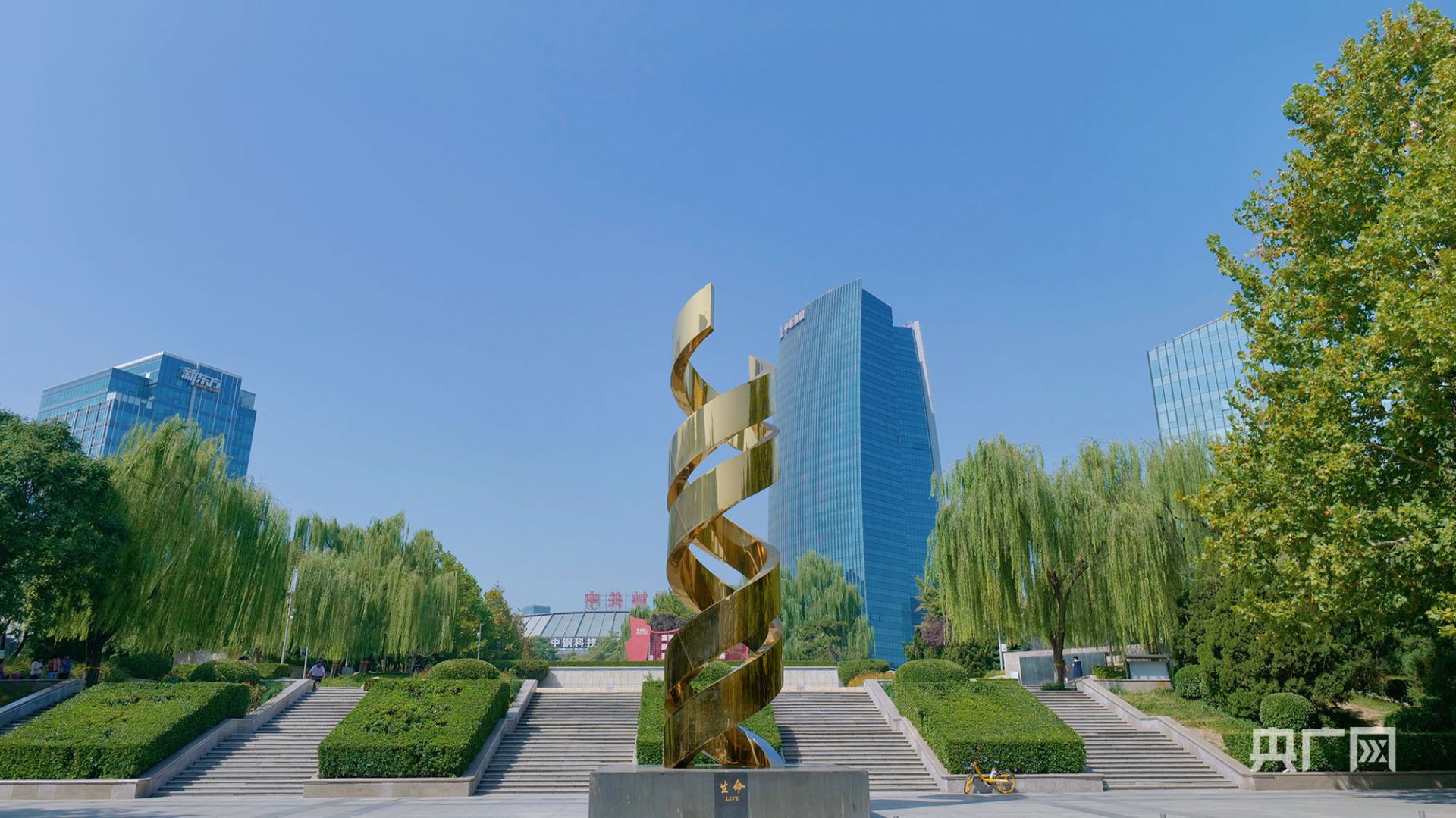 网站首页>新闻>国内>正文中关村广场上的"生命"雕塑(央广网见习记者