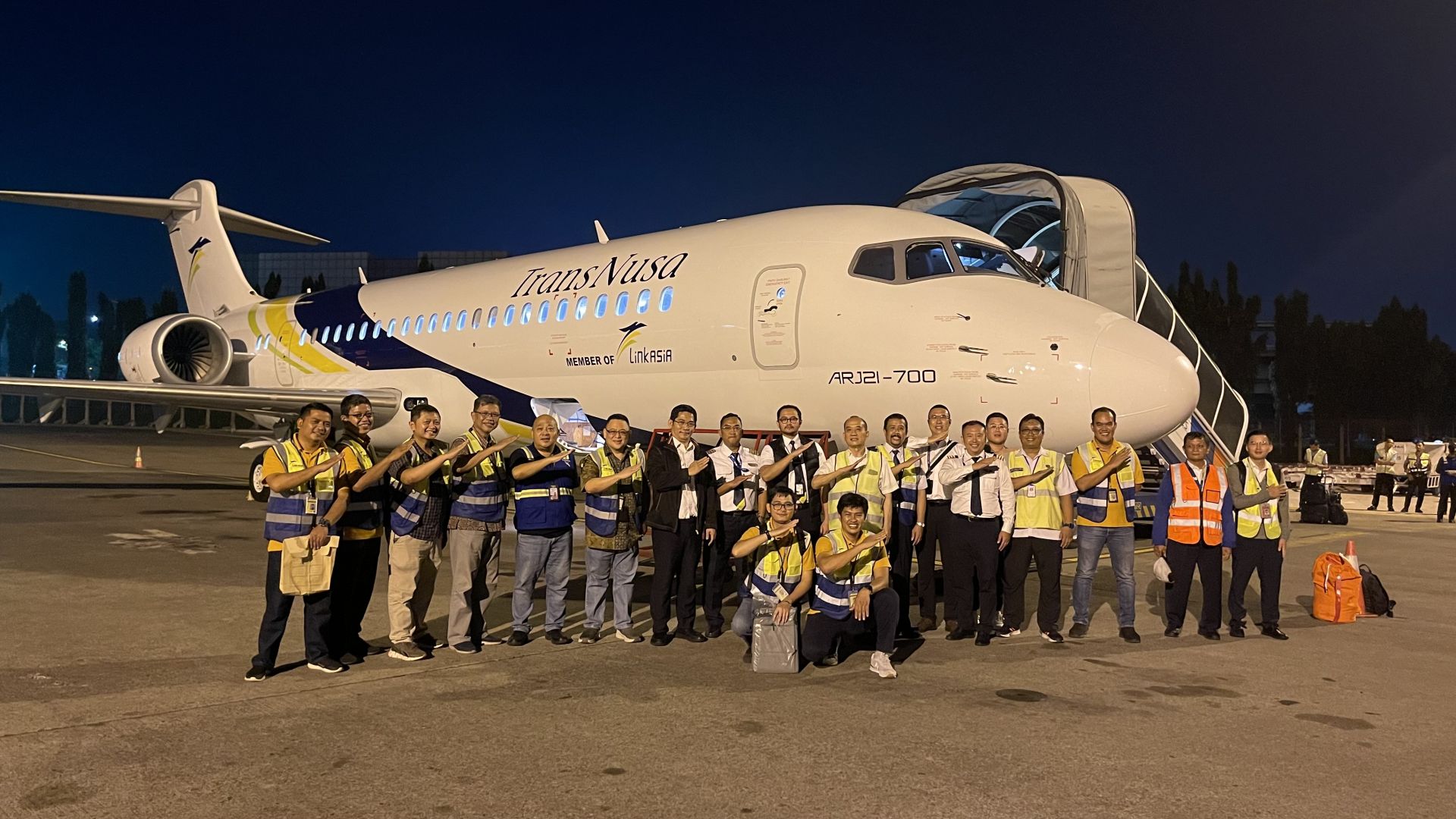首单人民币跨境结算国产飞机arj21抵达印尼