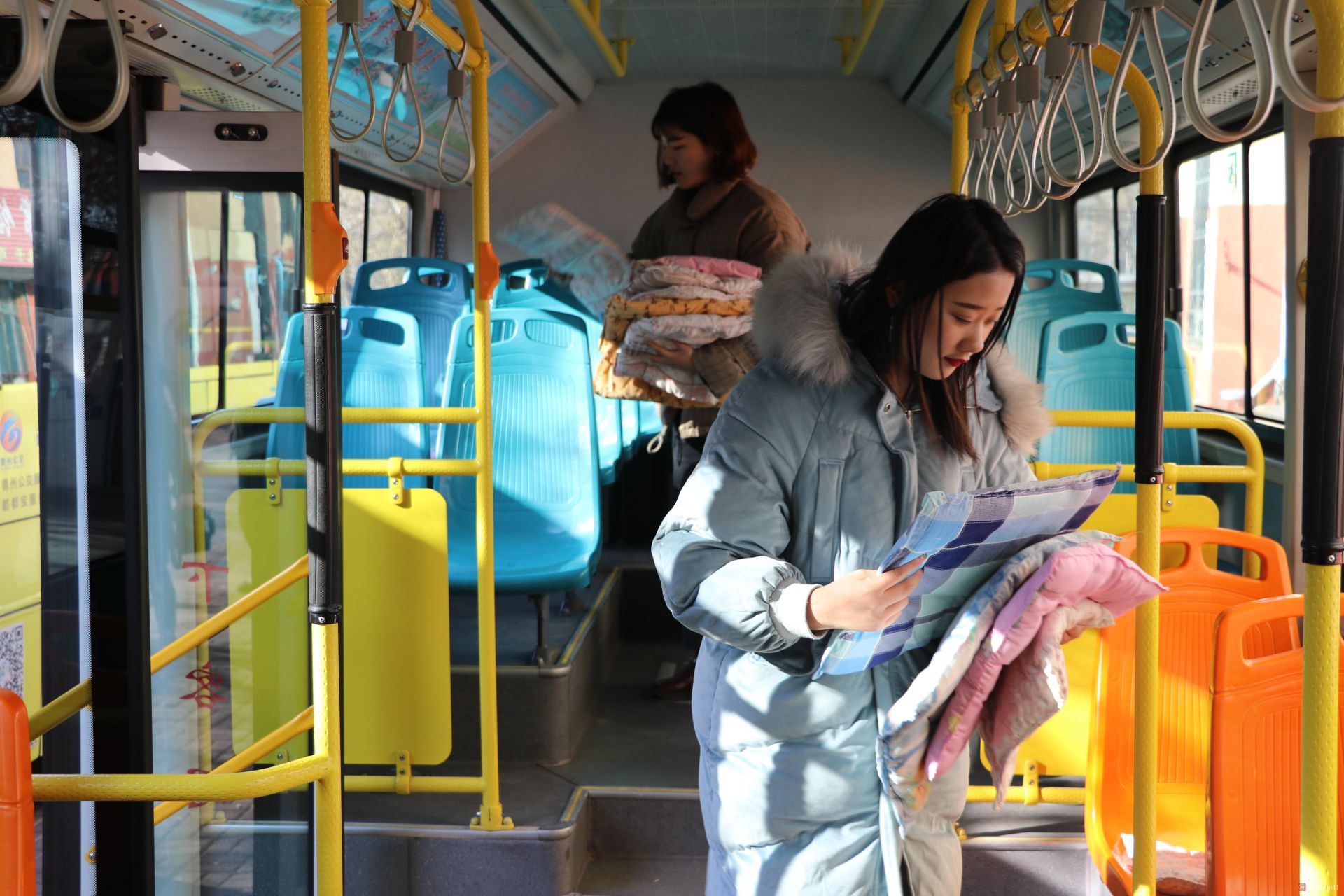 德州职业技术学院联合市公交公司开展爱心活动缝制百余公交坐垫为乘客