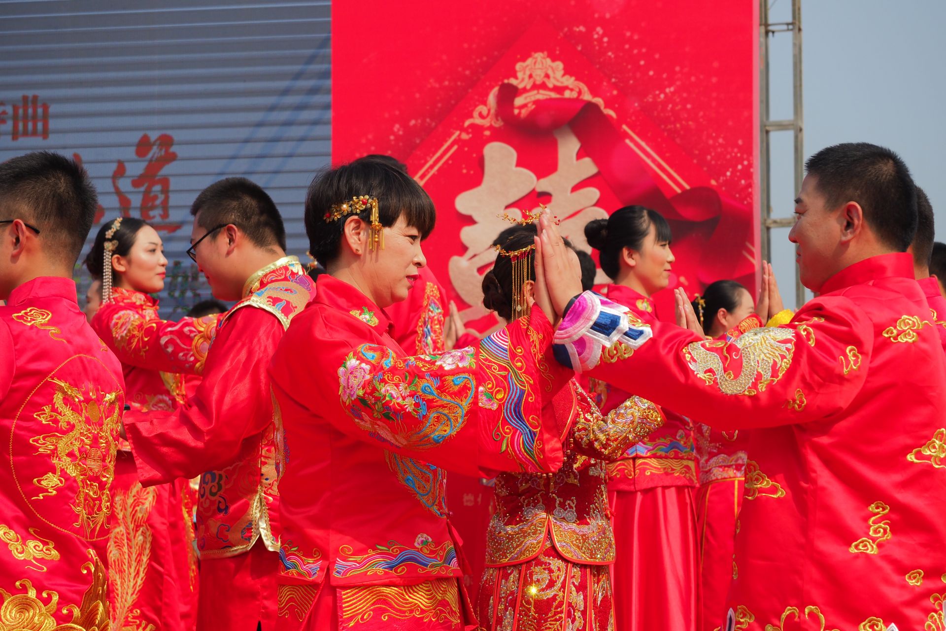 46秒你的幸福祖国见证德州40对新人举行集体婚礼向新中国成立70周年