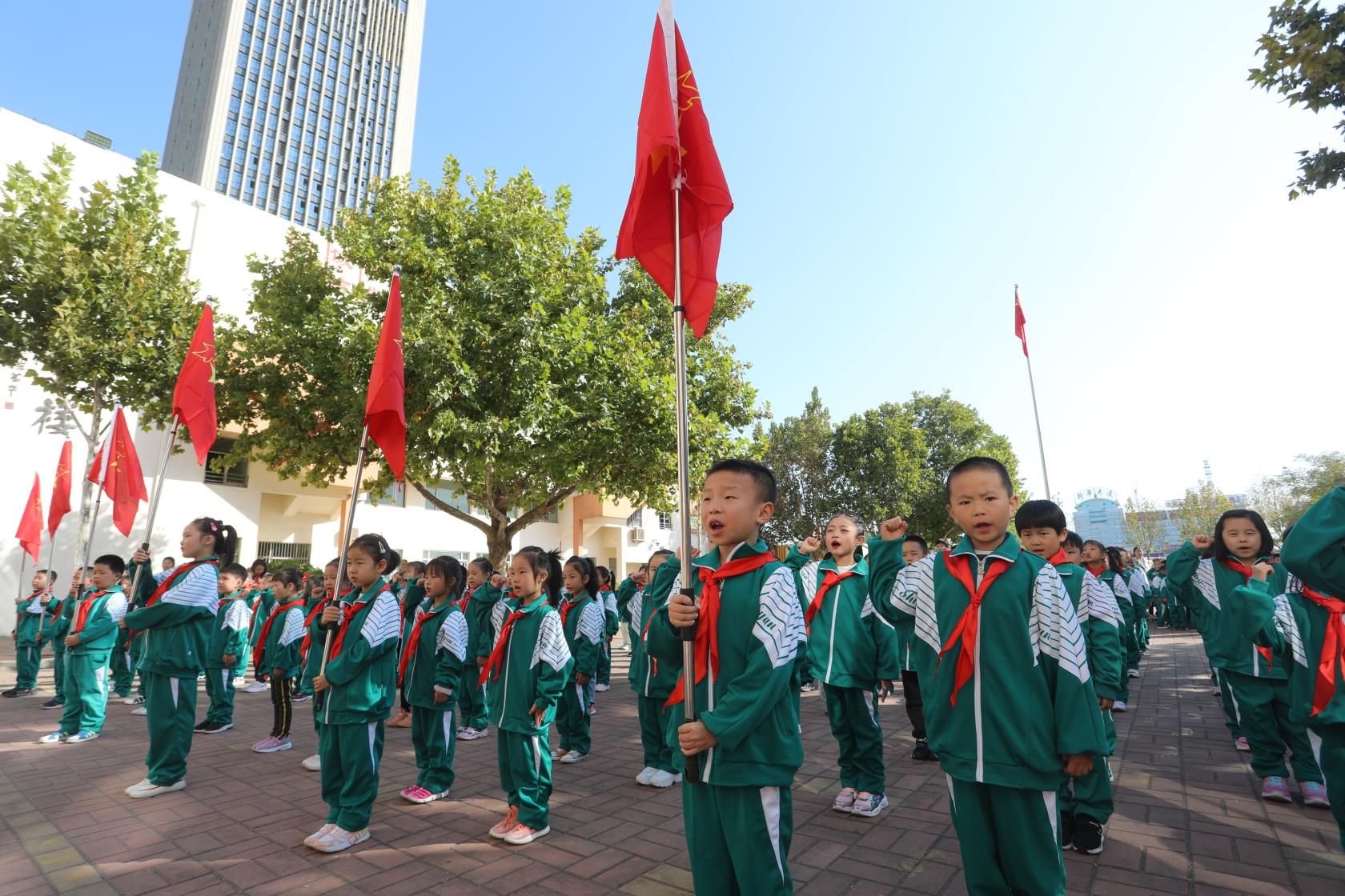 德州市实验小学148名一年级学生入队