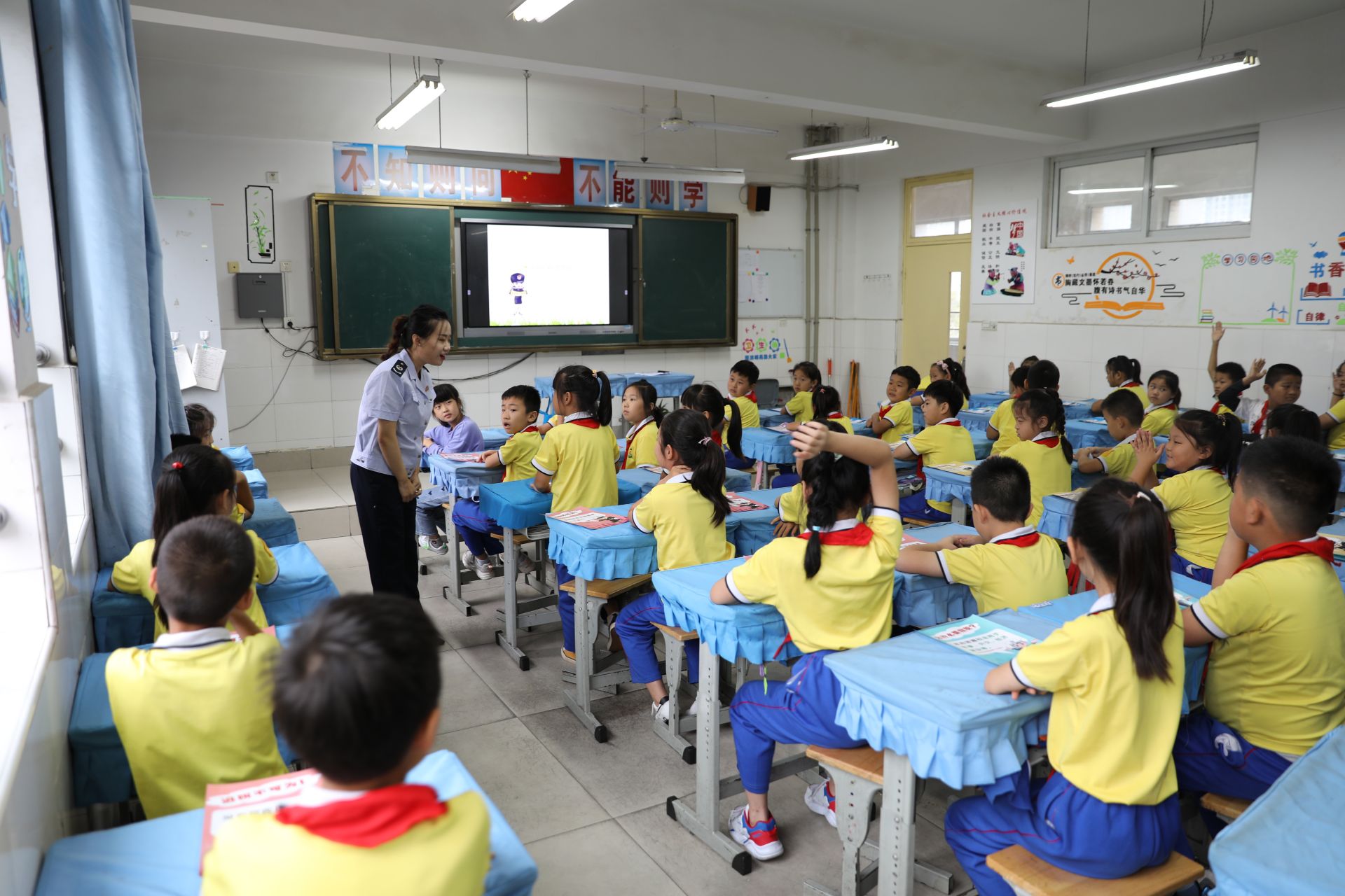 税法进校园国家税务总局德州经开区税务局在长河小学开展青少年税法