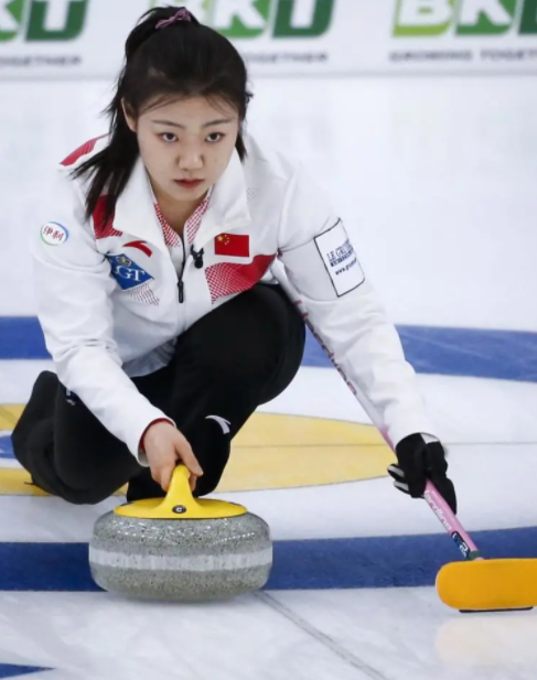 女子冰壶队队长韩雨是咱德州人德报记者采访韩雨母亲在天赋努力中成长