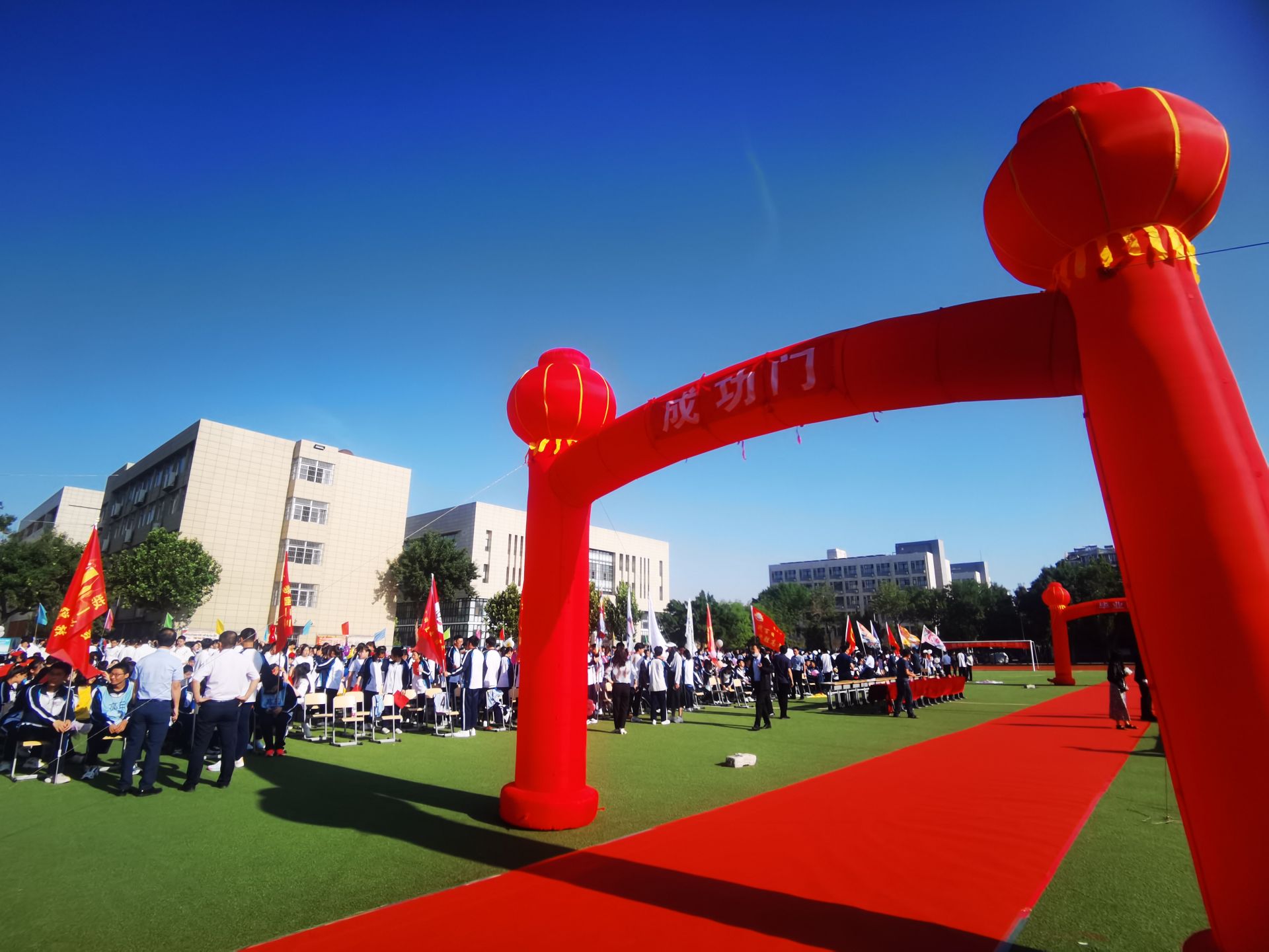 德州一中党委书记,校长王志祥为毕业典礼致辞.