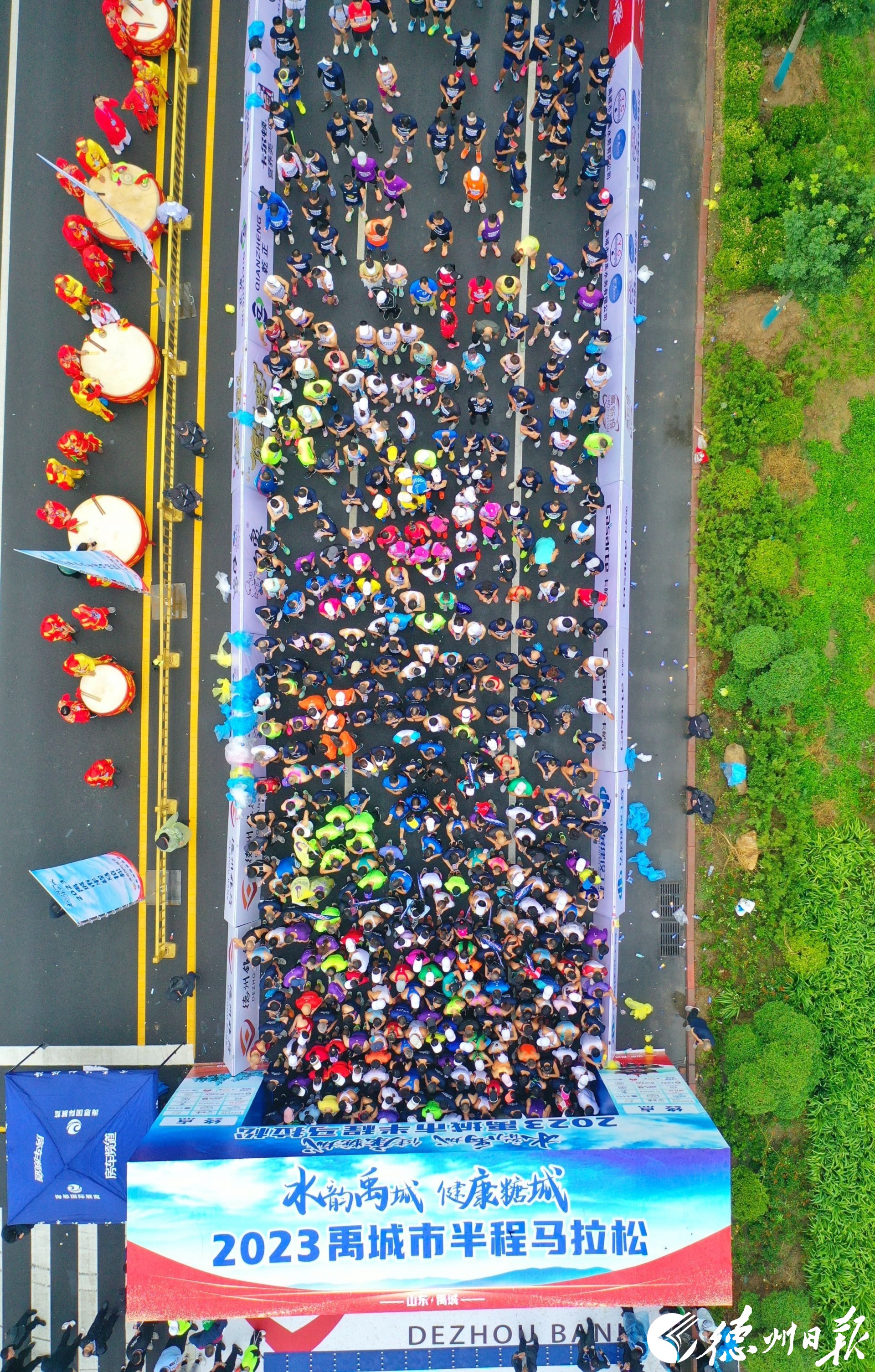 奥运冠军张成龙领跑欢乐跑水韵禹城健康糖城2023禹城市半程马拉松鸣枪