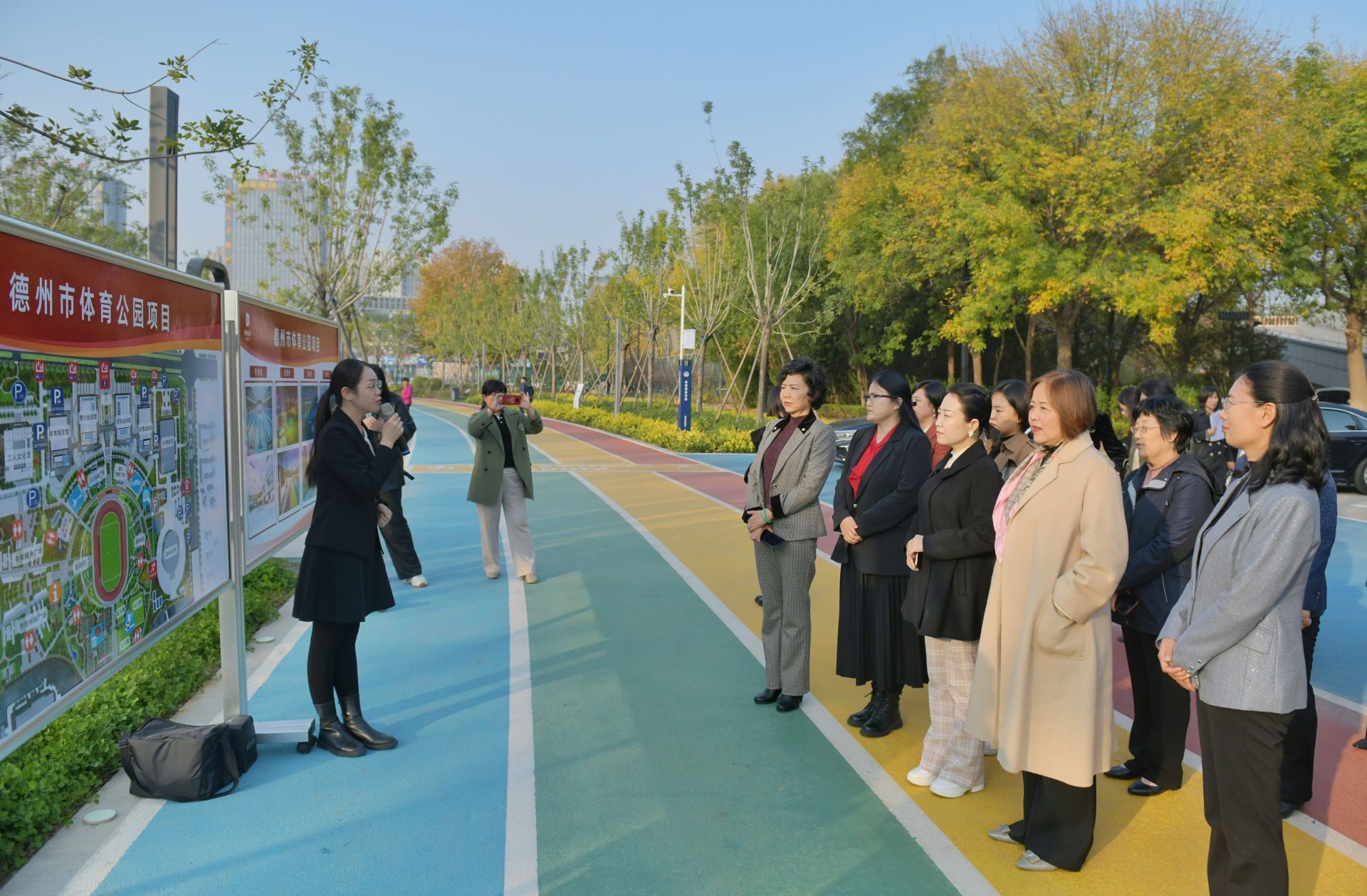 活动中,与会人员现场观摩了有研集成电路关键材料基地,市东部医疗中心