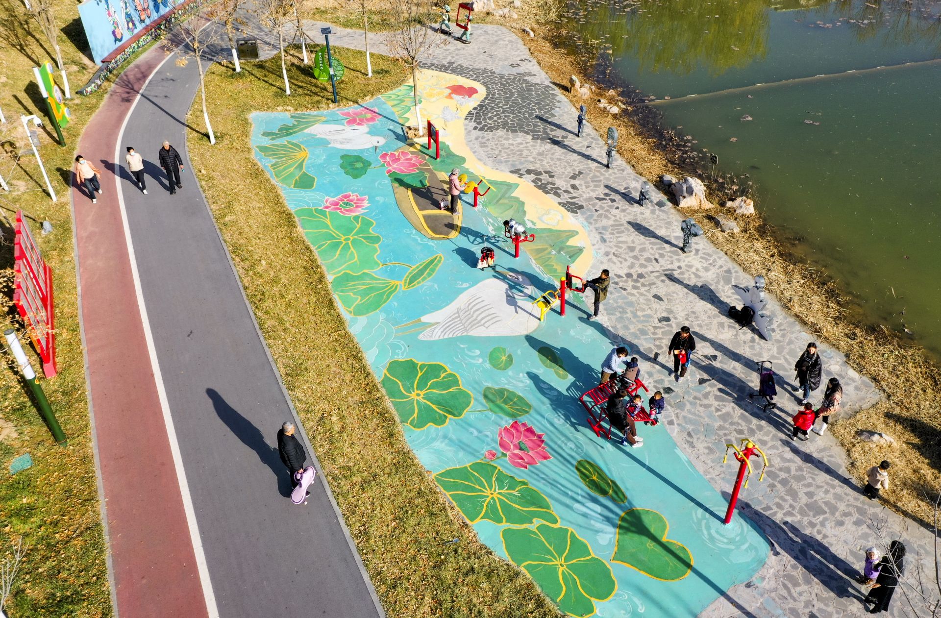 带娃来拍照德州月湖公园大型地坪画月湖白鹭亮相