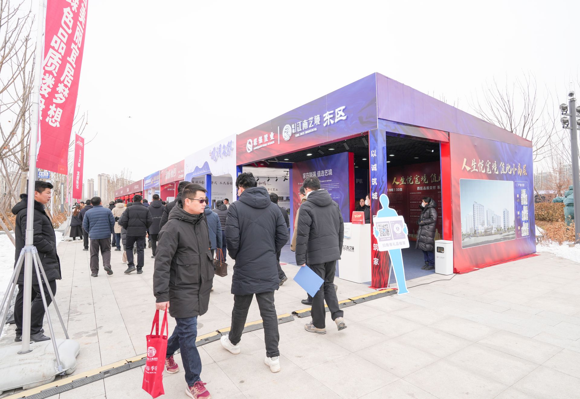 楼市活跃度持续升温,本届房交会围绕"活力天衢 宜居新区"为主题,由